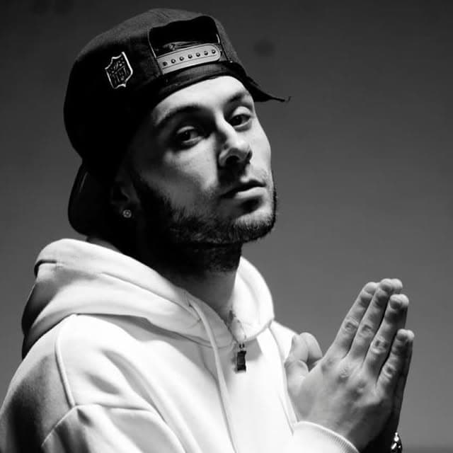 Retrato en blanco y negro del artista Dlaheyzz.